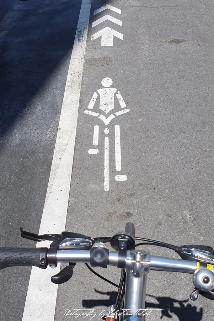 Cycling in Tokyo Japan Photo by Sebastian Motsch