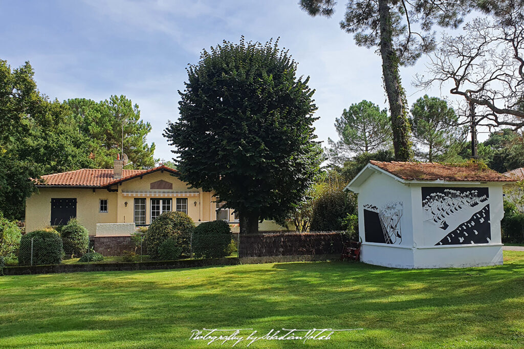 House with Graffitti in Hossegor France by Sebastian Motsch